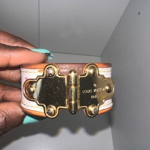 Louis Vuitton murakami bracelet size 17